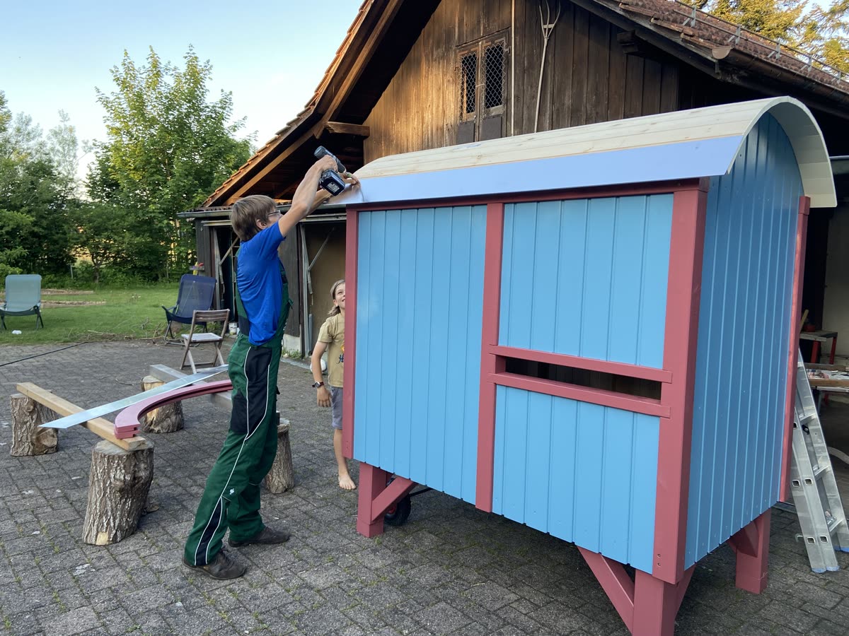 Der Holz Hannes beim Aufbau eines Bauwagens