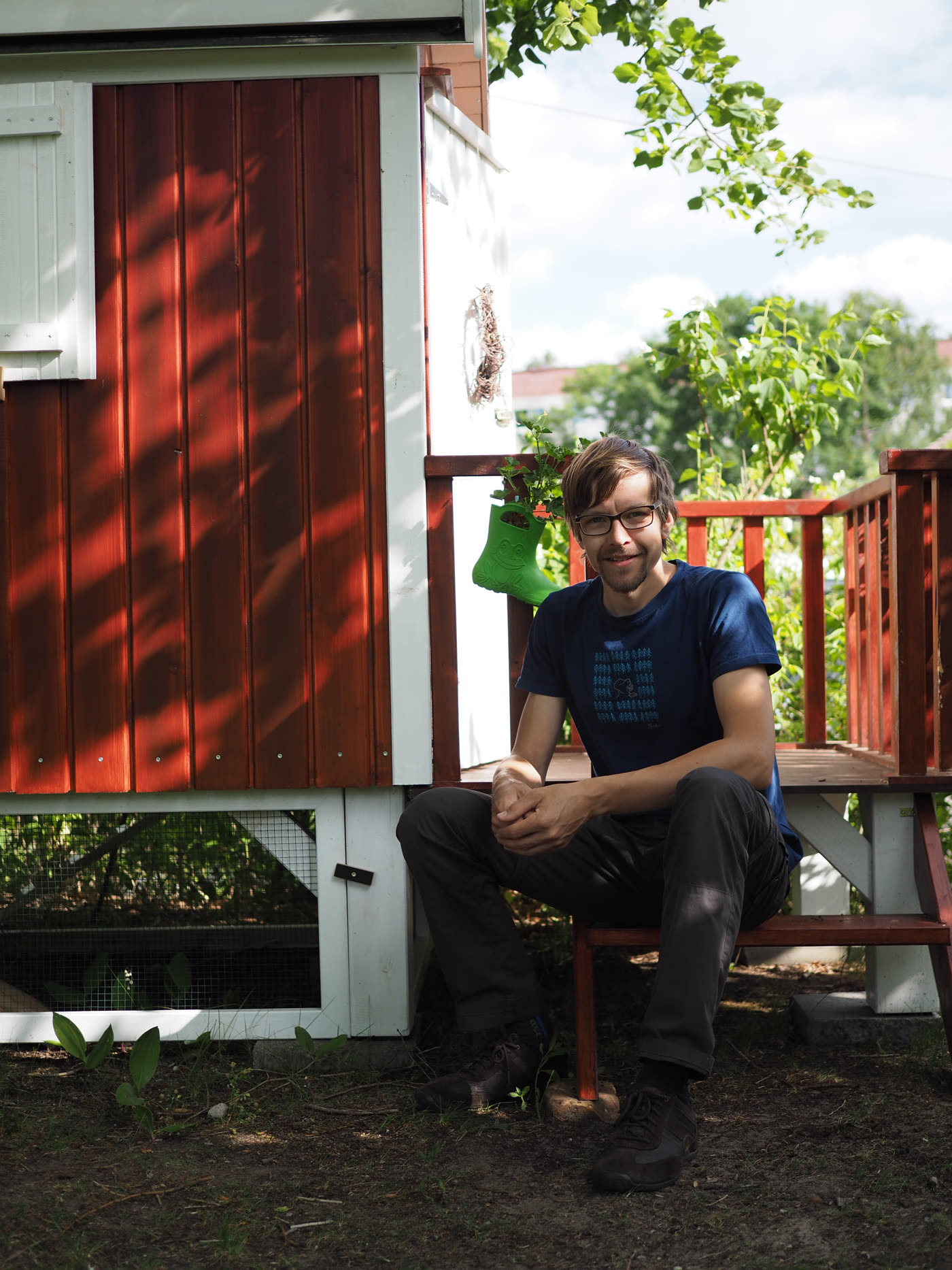 Individuell gebautes Holzhaus im Garten