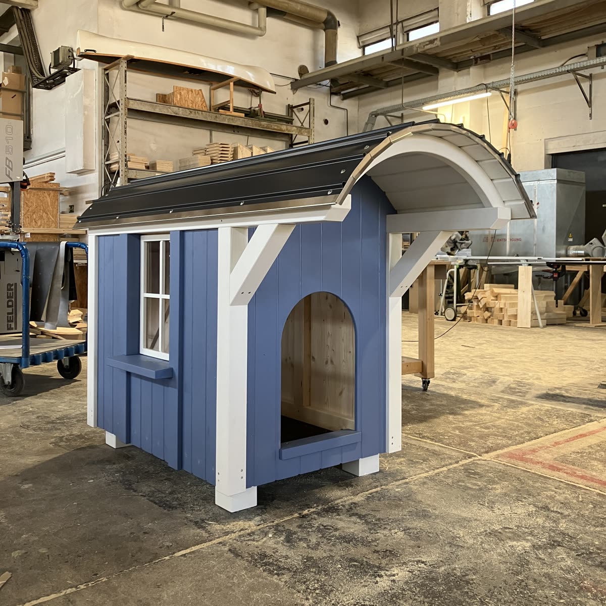 Maßgefertigte Hundehütte, fertig in der Werkhalle