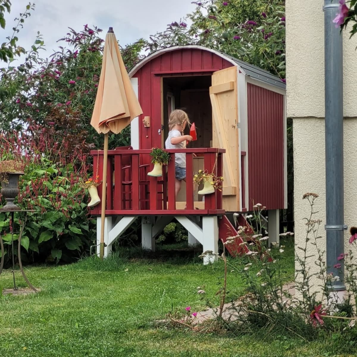 Kinderspielhaus mit Balkon im Garten