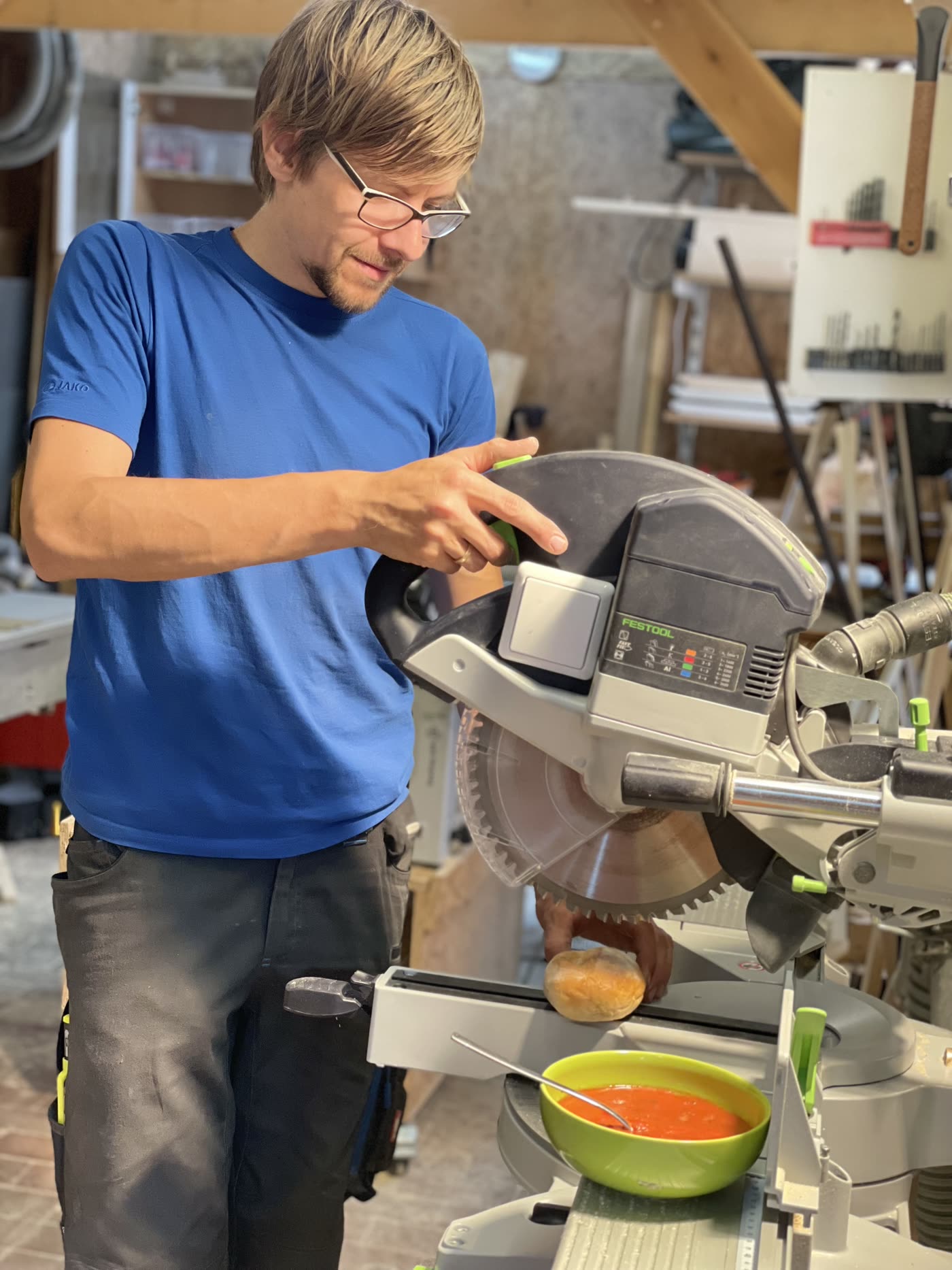 Lockere, familiäre Stimmung in der Werkstatt beim Holz Hannes